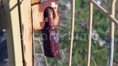 陈旧生锈的门锁，花园门锁，